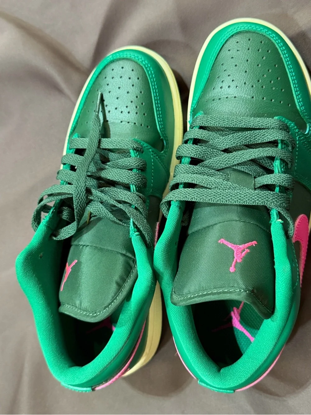Jordan Kids Low-Top Sneakers in Green with Pink Jumpman